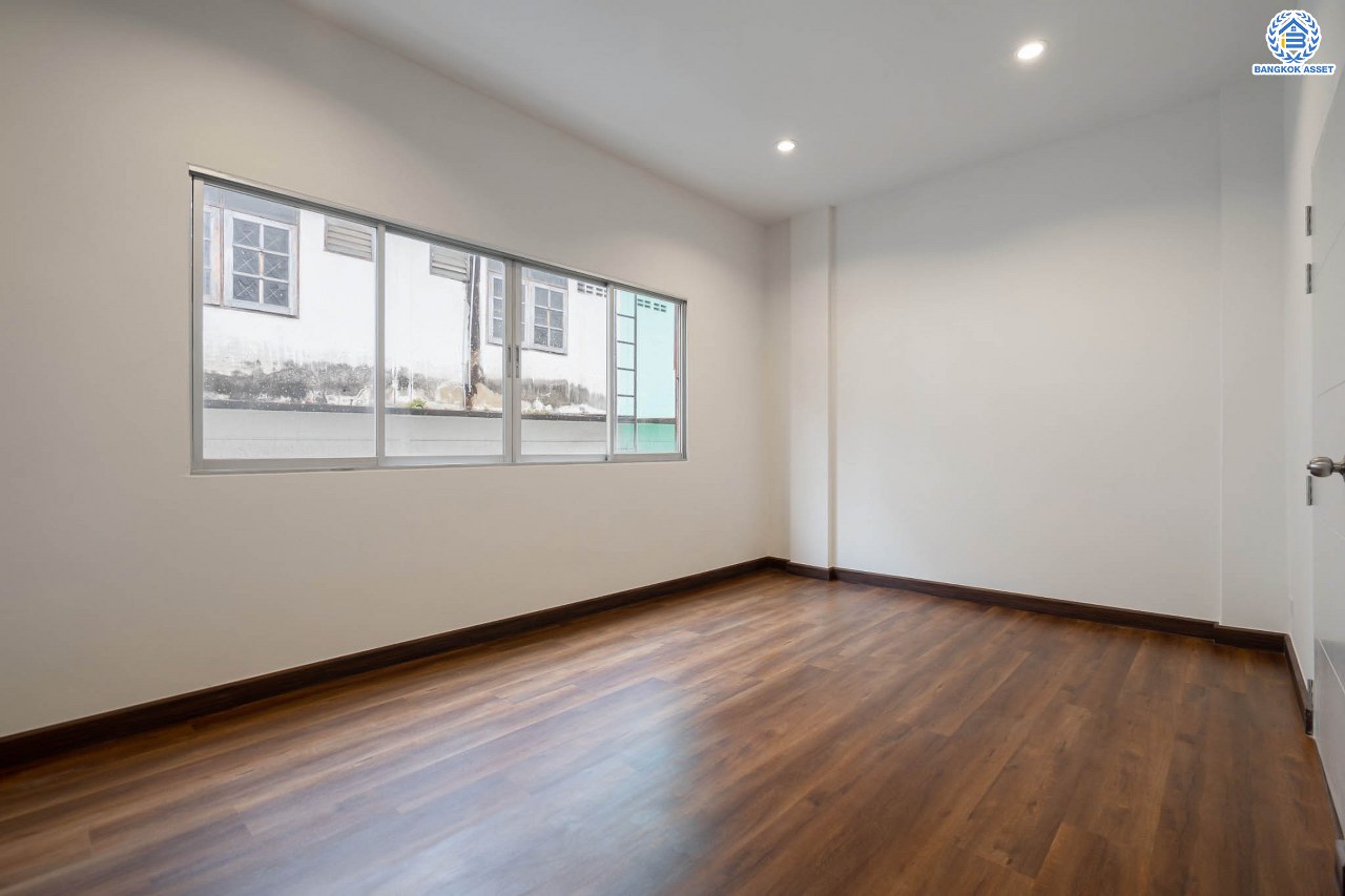 บ้านมือสองตกแต่งใหม่ ม.ไชน่าทาวน์ รามอินทรา เนื้อที่ 21 ตร.ว. ฟังก์ชัน 3 ห้องนอน 3 ห้องน้ำ จอดรถได้ 1 คัน สภาพแวดล้อมเยี่ยม เชื่อมต่อ ถ.ลาดปลาเค้า, ถ.เกษตร-นวมินทร์, ถ.รามอินทรา รถไฟฟ้าสายสีเขียว "สถานีเสนานิคม" และทางด่วน "ฉลองรัช"